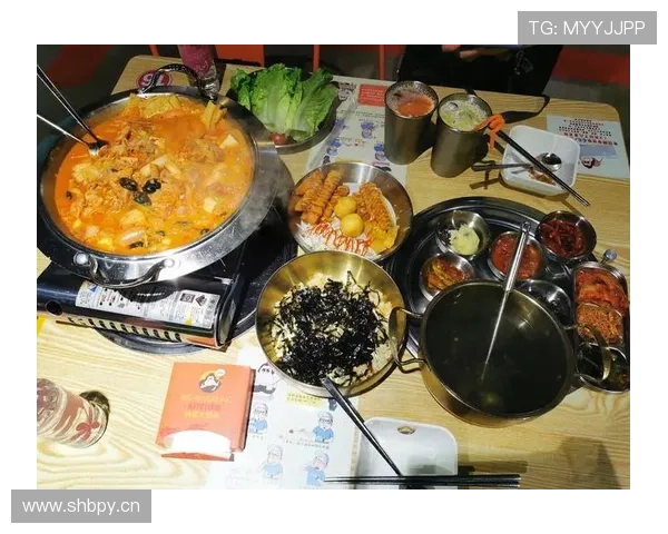 杨昊赛场像走秀大咖，回家拎袋泡面坐沙发那画面把我看懵了